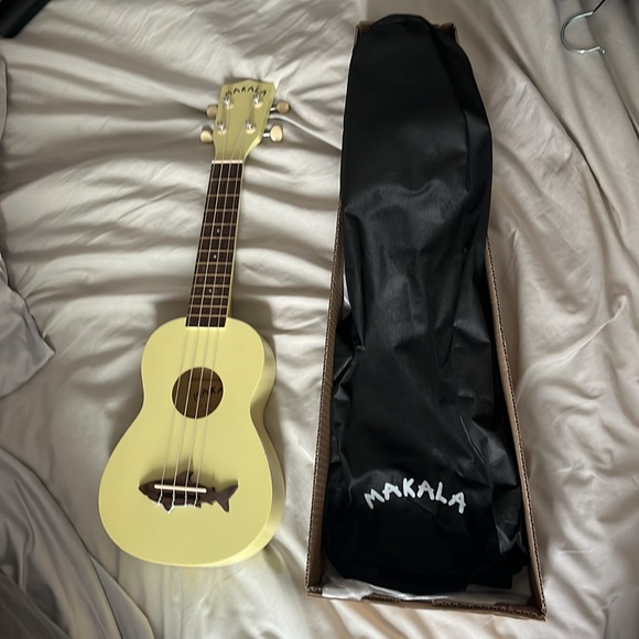 Makala Soprano Shark Ukulele Yellow MK-SS-YLW Brand New - Picture 2 of 3